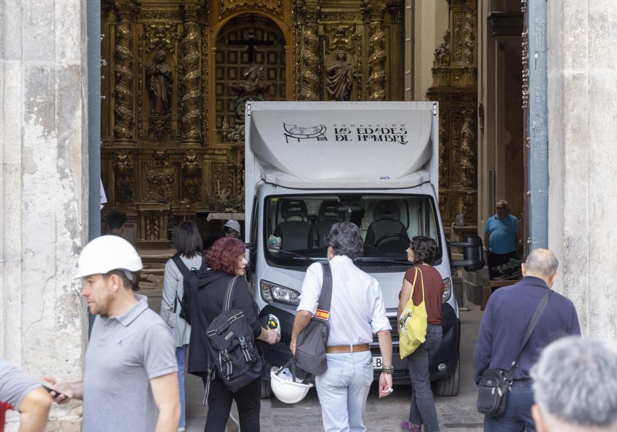 Un camión de la Fundación Edades, dentro de la Iglesia para trasladar las imágenes.