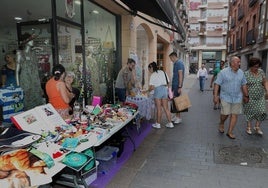 La Showpping Night llena las calles de música, compras y alfombras moradas