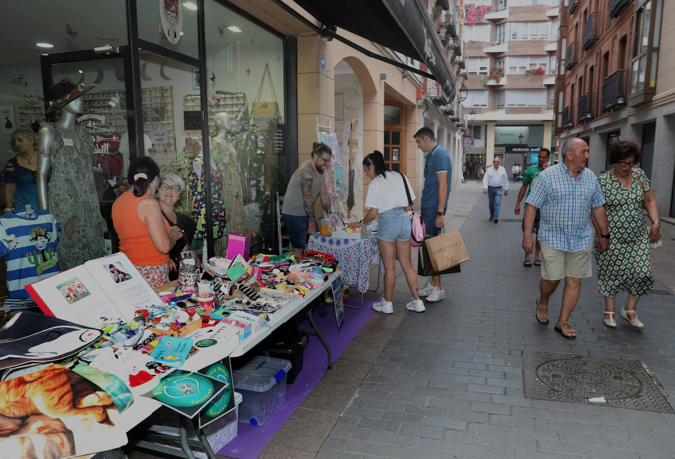 La Showpping Night llena las calles de música, compras y alfombras moradas