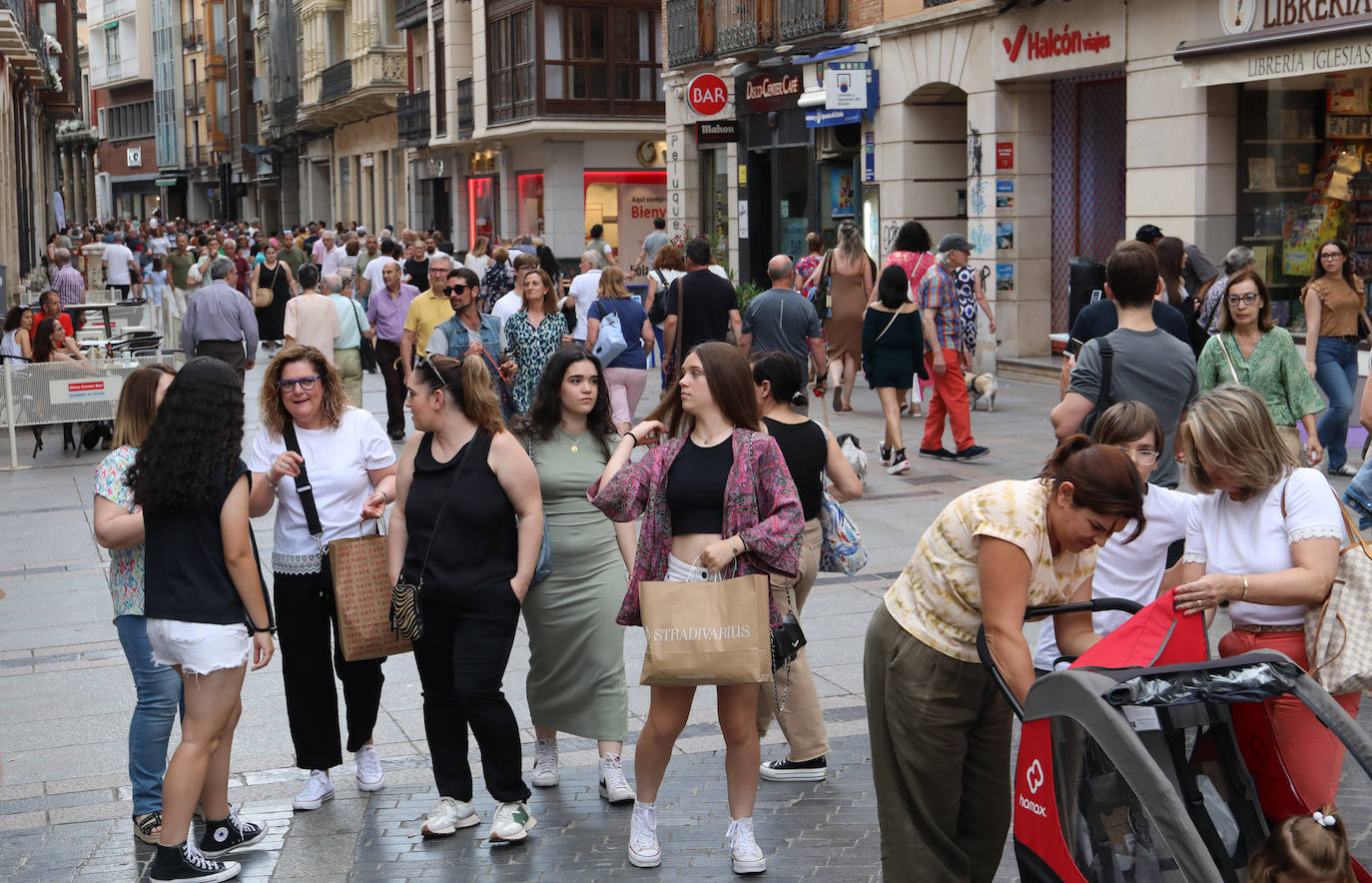 La Showpping Night llena las calles de música, compras y alfombras moradas