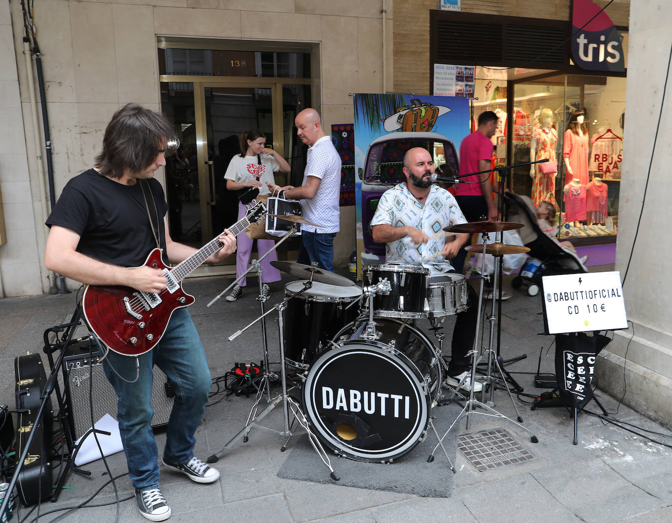 La Showpping Night llena las calles de música, compras y alfombras moradas