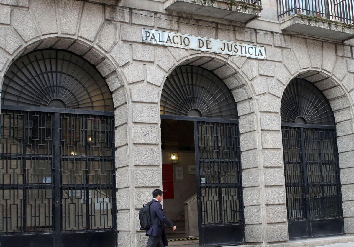 Entrada a la Audiencia Provincial de Segovia.