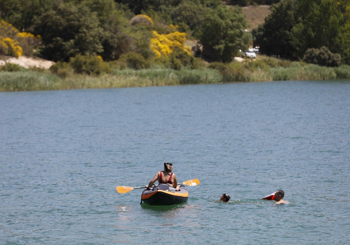 Una familia disfruta de una jornada de baño en el embalse de Encinas de Esgueva.