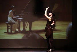 El bailarín Abel González, homenajeando a su hermana