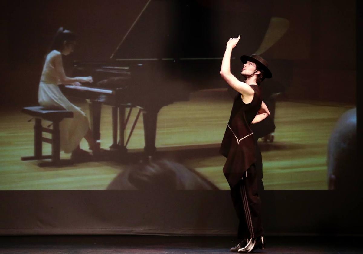 El bailarín Abel González, homenajeando a su hermana