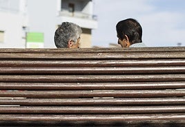 Una mujer joven pasa por delante del escaparate de una inmobiliaria en Valladolid.