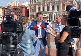 El portavoz del PSOE, Pedro Herrero, atiende a los medios de comunicación frente al Ayuntamiento.