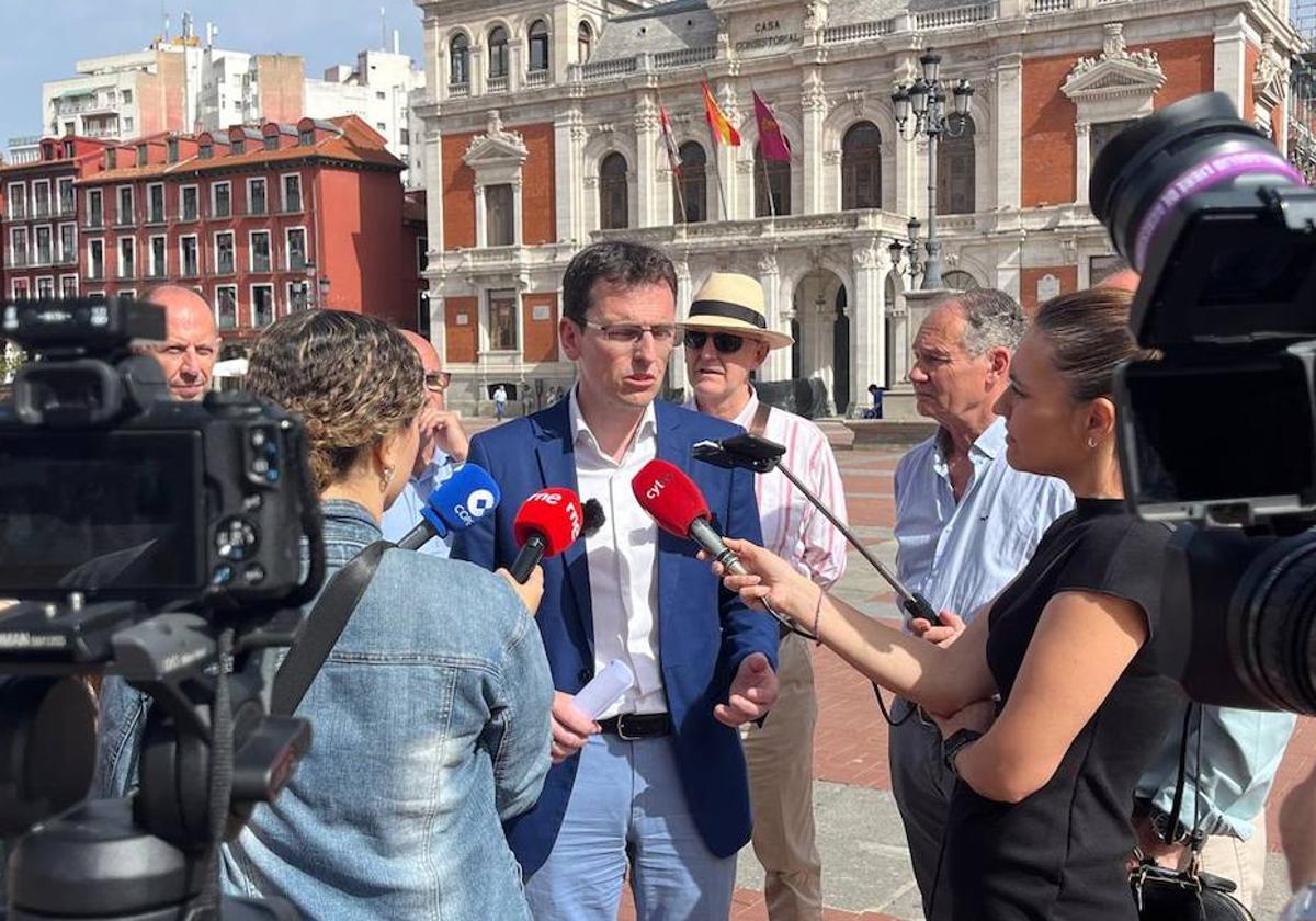 El portavoz del PSOE, Pedro Herrero, atiende a los medios de comunicación frente al Ayuntamiento.