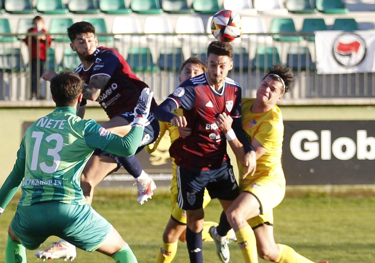 Hugo Díaz remata de cabeza durante un partido de la pasada temporada.