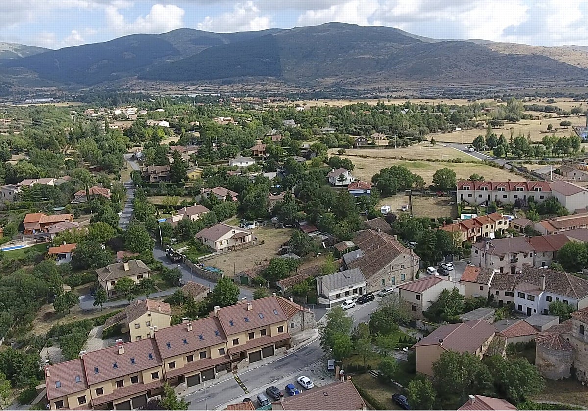 Vista aérea de Ortigosa del Monte, con la panorámica de la sierra y un término lleno de viviendas particulares.