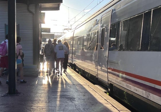 Usuarios del tren playero desde la estación de trenes Campo Grande de Valladolid, el año pasado.