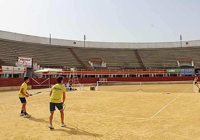 Jugadores del Infinity Tenis Club peloteando en la Plaza de Toros