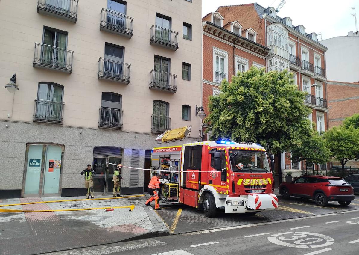 Imagen secundaria 1 - Los bomberos en las calles Villabáñez, Esgueva y Don Sancho, durante varias intervenciones. 