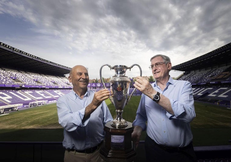 Fernando Redondo y Fernando Redondo con la Copa de la Liga en Zorrilla.