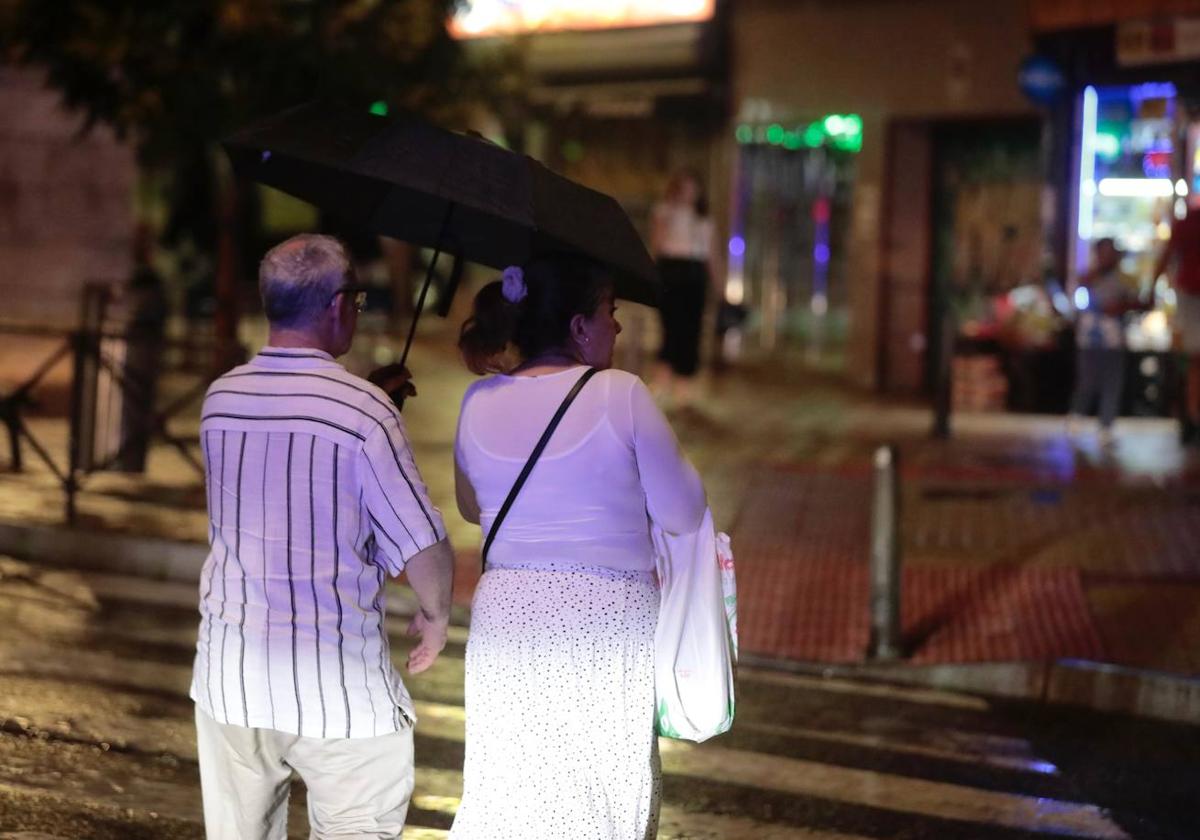 Dos personas pasean bajo la lluvia el pasado viernes.