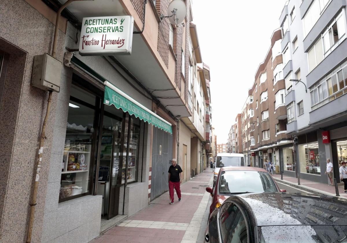 Imagen principal - Fachada de la tienda de Hijos de Faustino Hernández en la calle Sevilla, conservas en los estantes y la vista de la calle desde el interior.