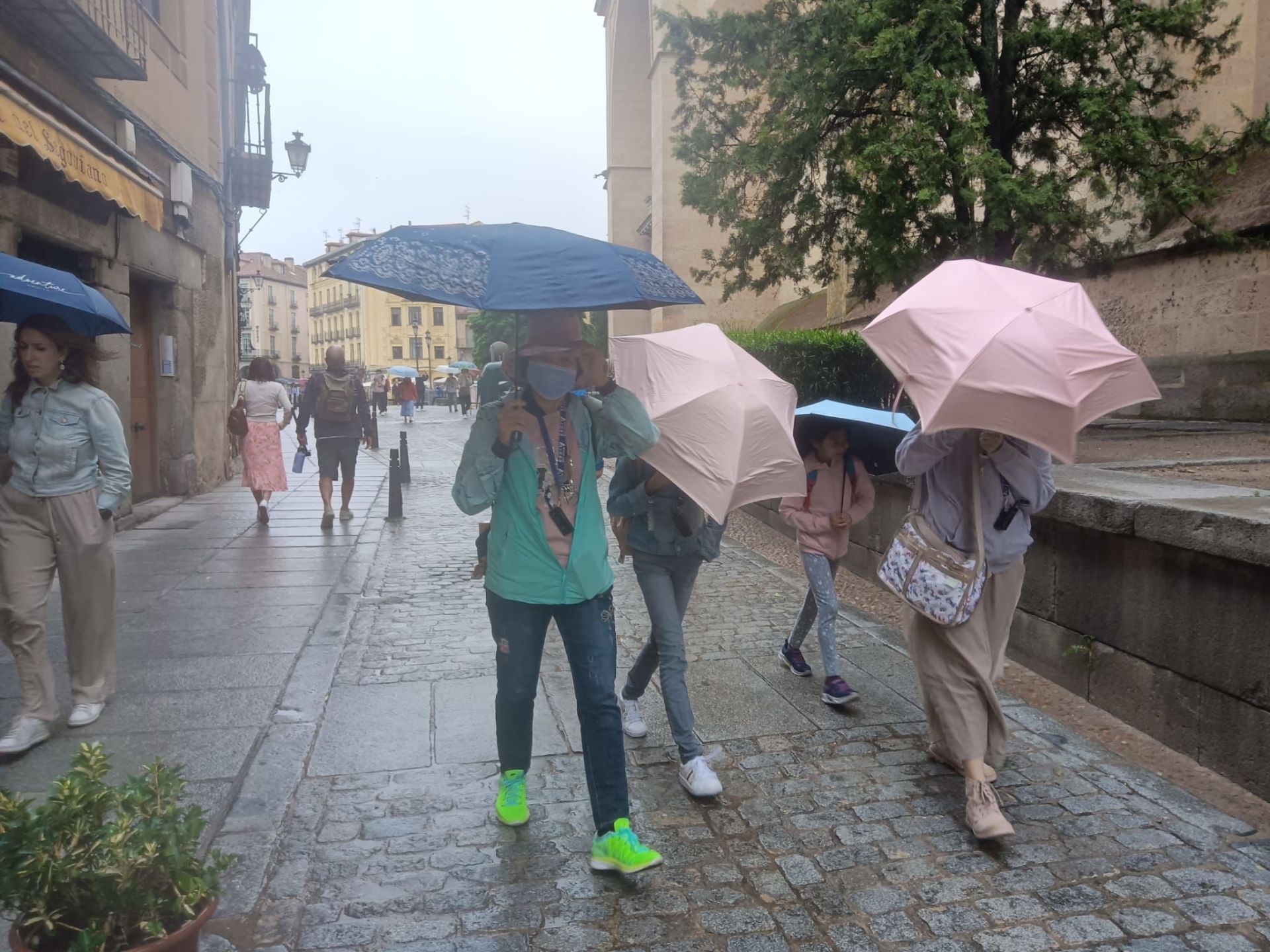 La lluvia agua San Pedro, que deja a Segovia sin conciertos y pasacalles