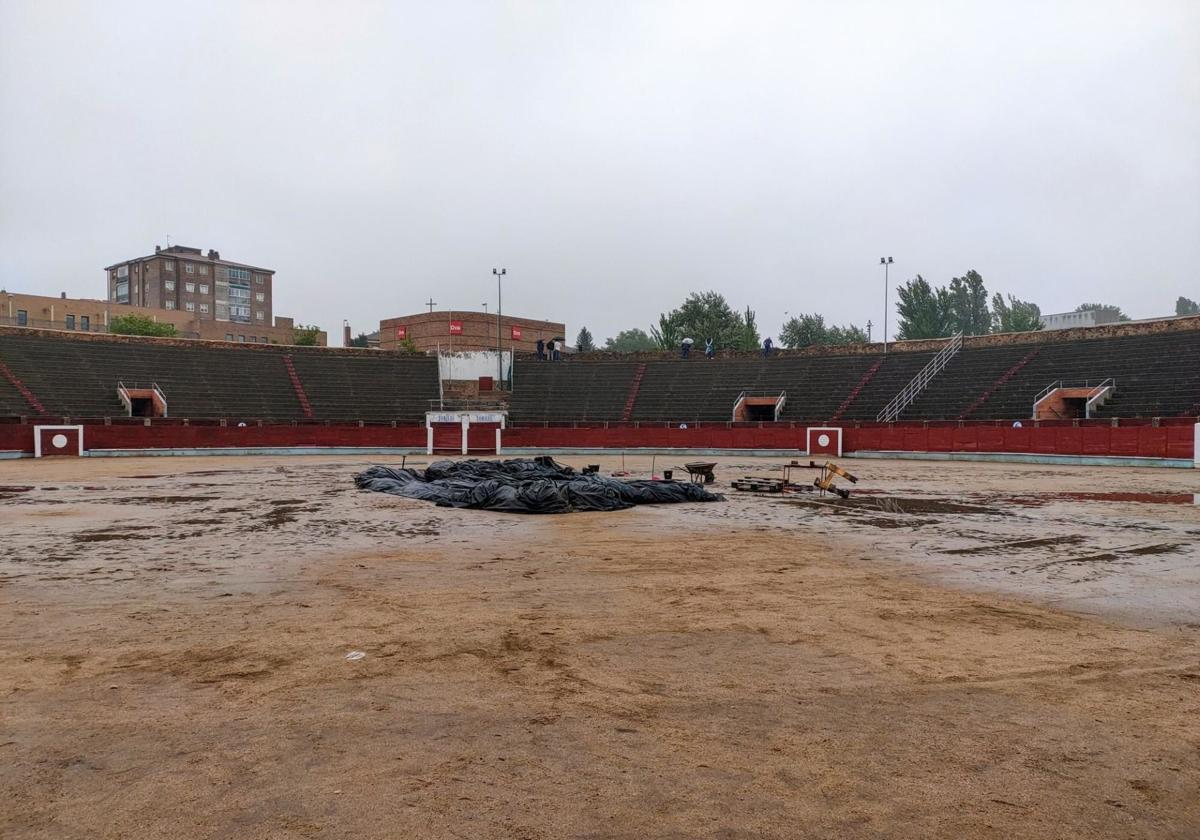 Aspecto de la plaza de toros de Segovia, este sábado al mediodía, encharcada por la lluvia caída.