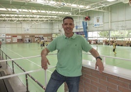 Diego Gacimartín, entrenador del San Cristóbal de Fútbol Sala, en el pabellón de la localidad.