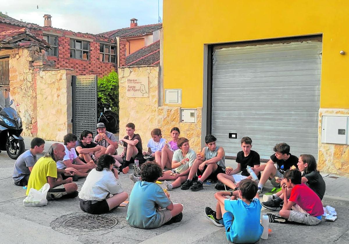 Un grupo de jóvenes en la puerta de las instalaciones del albergue de Zamarramala.