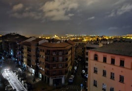 Viviendas de la calle José Zorrilla y del Cristo a oscuras, este sábado por la noche, a causa de los apagones.