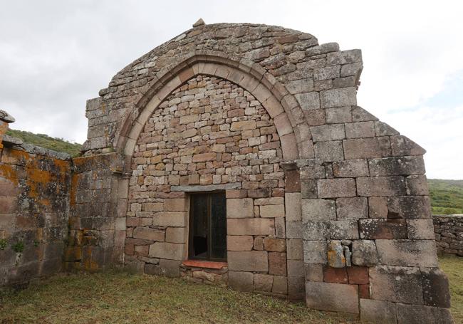 Capilla del cementerio que contiene la piedra de la iglesia de San Miguel.