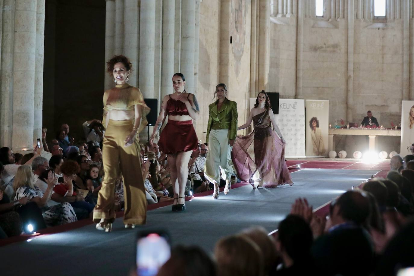 El monasterio de Santa María de Palazuelos se llena de moda con un desfile solidario