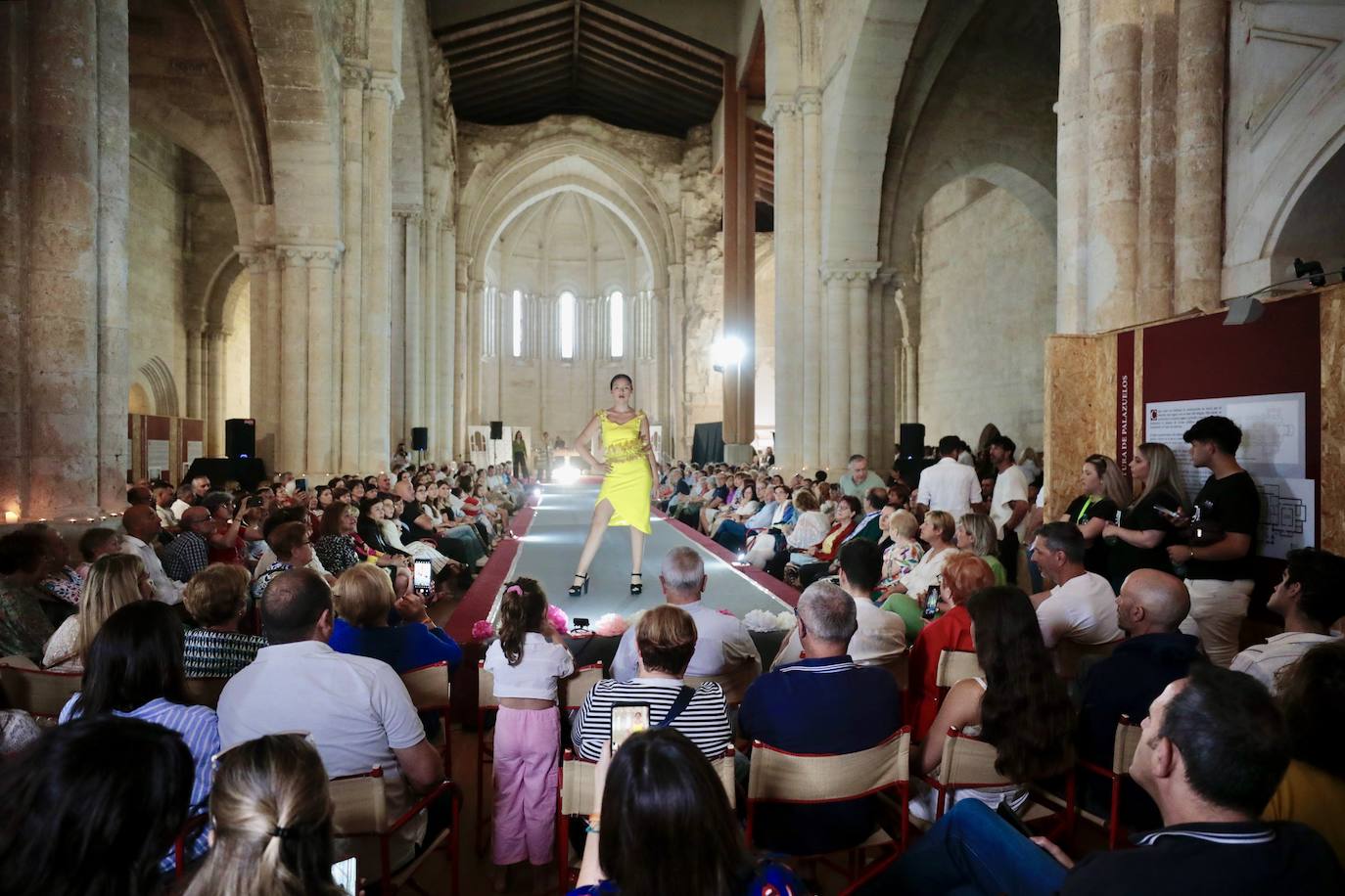 El monasterio de Santa María de Palazuelos se llena de moda con un desfile solidario