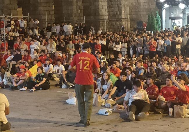 Un hincha con la camiseta número 12 de la afición jalea a los asistentes al partido.