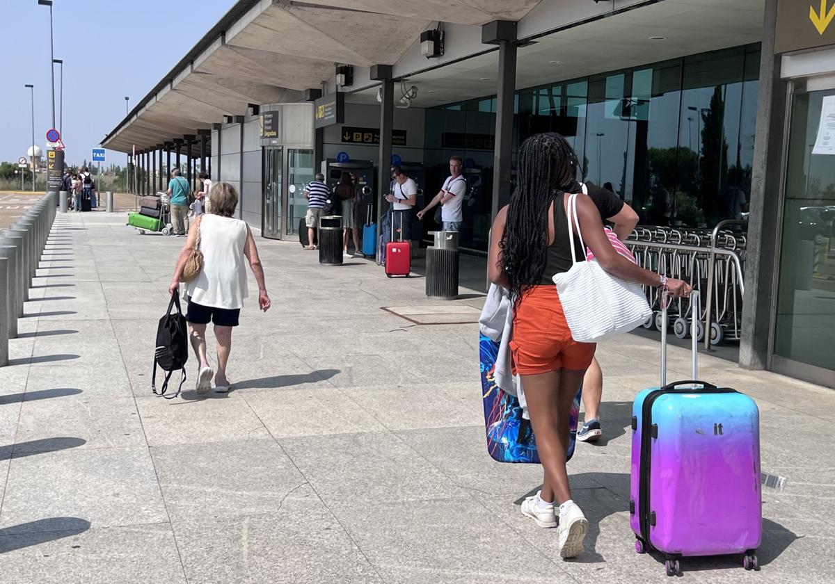 Pasajeros en el aeropuerto de Villanubla, el pasado verano.