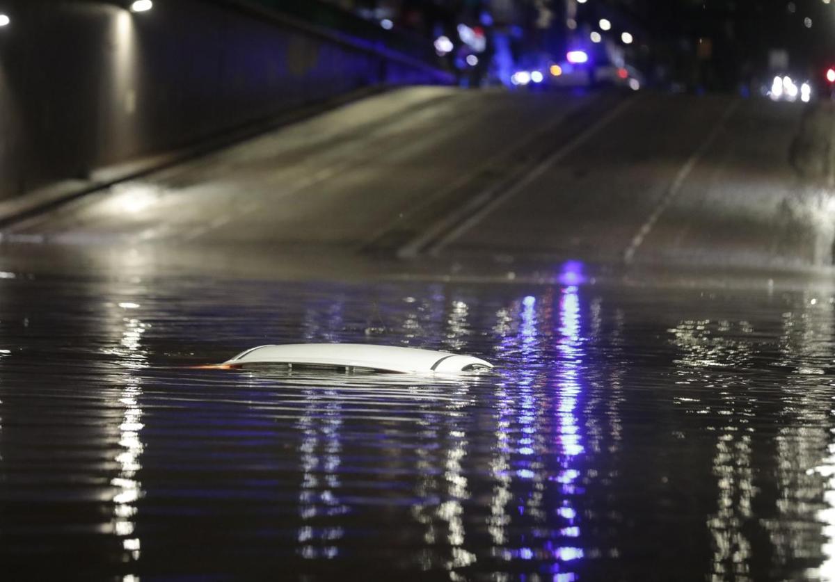 Imagen principal - El coche, desaparecido bajo la inundación del viernes 28 de junio, y estado en que quedó al día siguiente. 