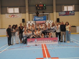 El equipo femenino sub-20 celebra el título a pie de pista.