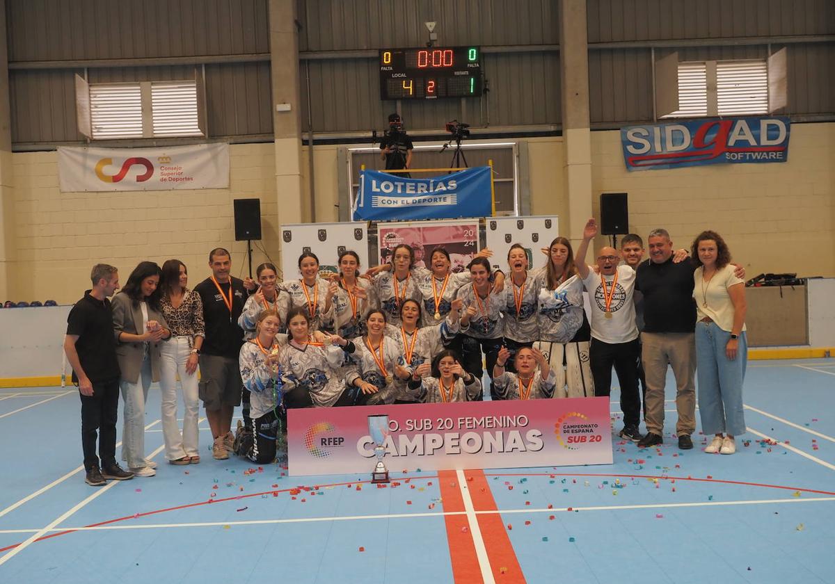 El equipo femenino sub-20 celebra el título a pie de pista.