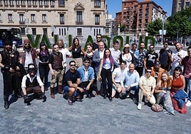 El alcalde de Valladolid y la concejala de Turismo, este lunes con los artistas locales que actuarán en las Ferias y Fiestas de San Lorenzo.