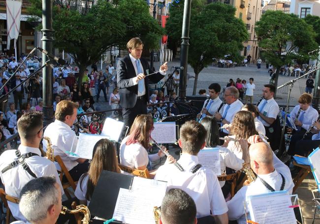 Manuel Cabanillas, a la batuta de la Unión Musical Segoviana, este lunes en la Plaza Mayor.