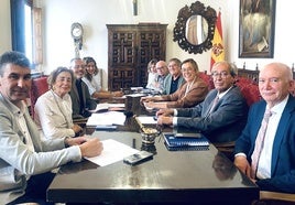 Reunión del comité organizador de los actos dedicados a Fuentes Quintana.