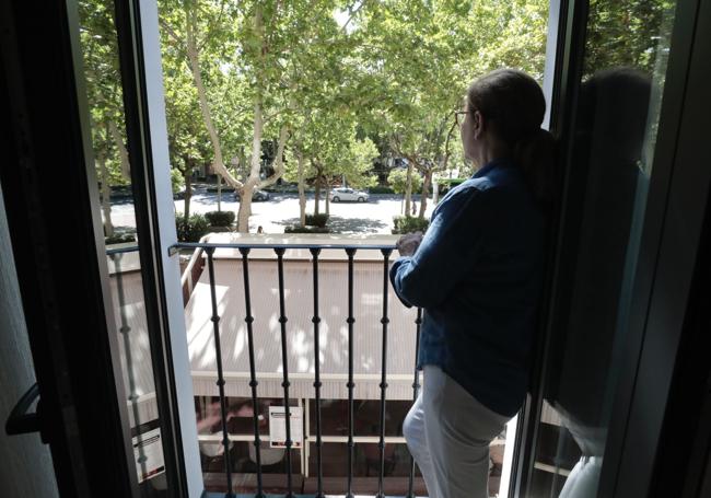 Las instalaciones hosteleras exteriores del bar Lucense, vistas desde el primer piso del inmueble del mismo nombre.