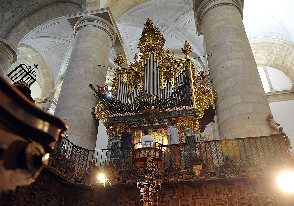 Órgano de la iglesia de los Santos Juanes en Nava del Rey.