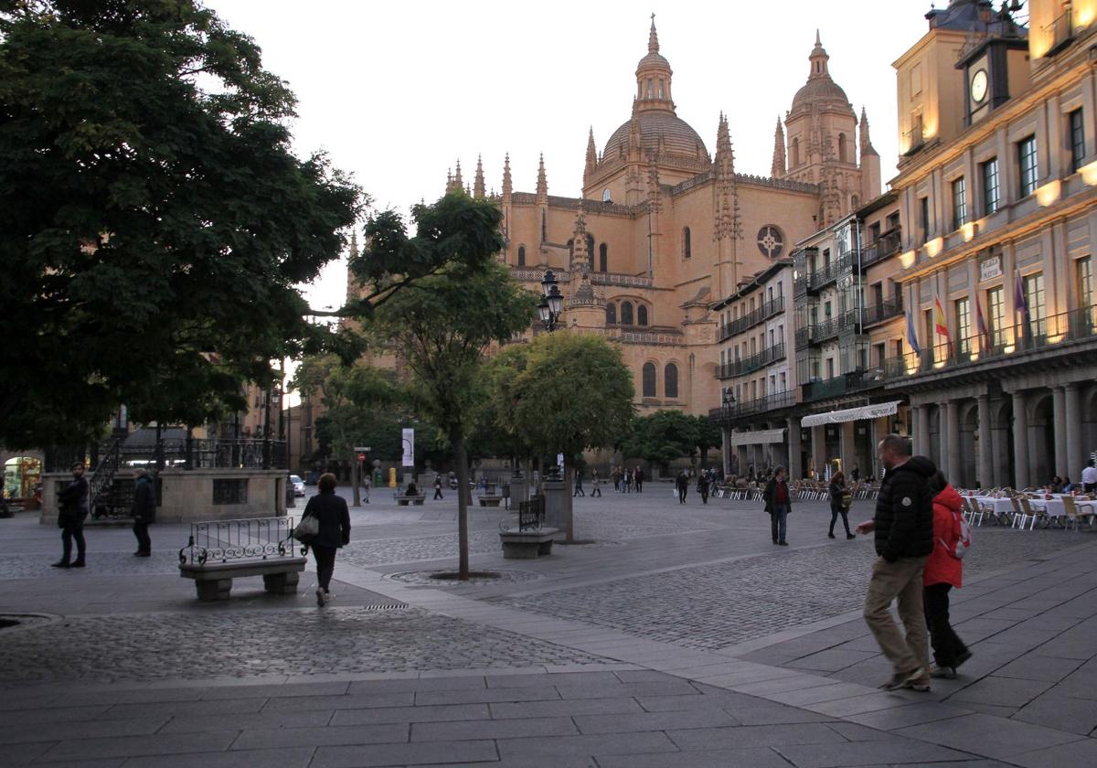 Varias personas pasean por la Plaza Mayor de Segovia.