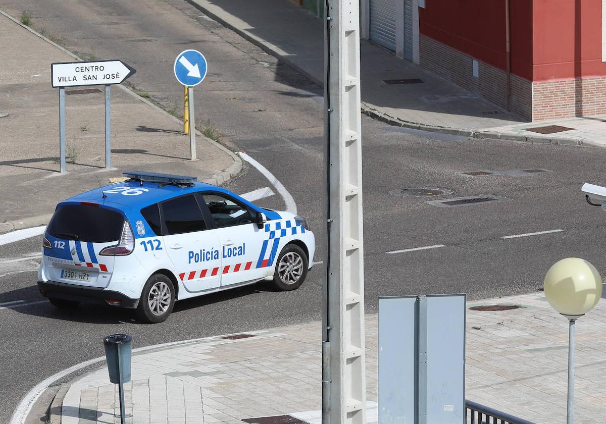 Detenido por lanzar cervezas a la calle en compañía de sus hijas pequeñas