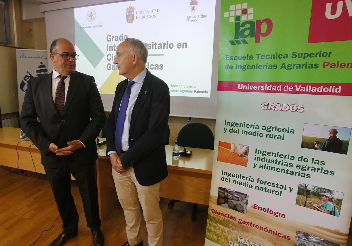 El director de la Escuela de Ingenierías Agrarias, Luis Miguel Cárcel, a la izquierda, con el rector de la Universidad de Valladolid, Antonio Largo, este lunes durante la presentación del nuevo grado.