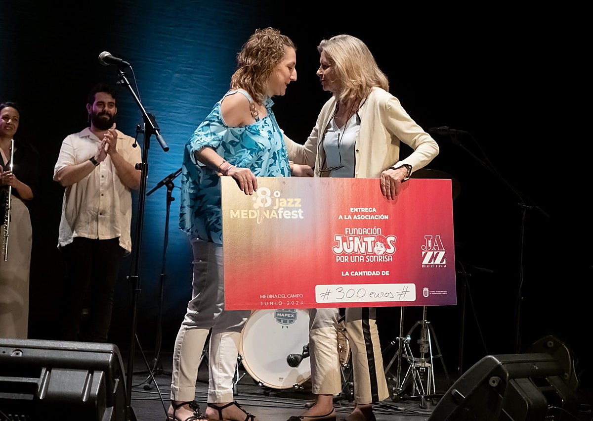 Imagen secundaria 1 - Entrega de los cheques a las asociaciones de Medina del Campo 