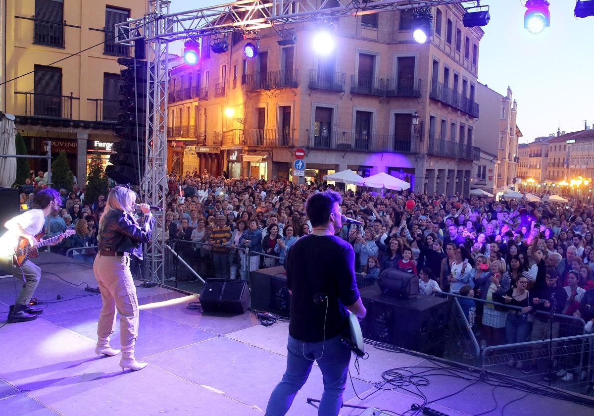 Público multitudinario y entregado al concierto de la banda tributo a La Oreja de Van Gogh.