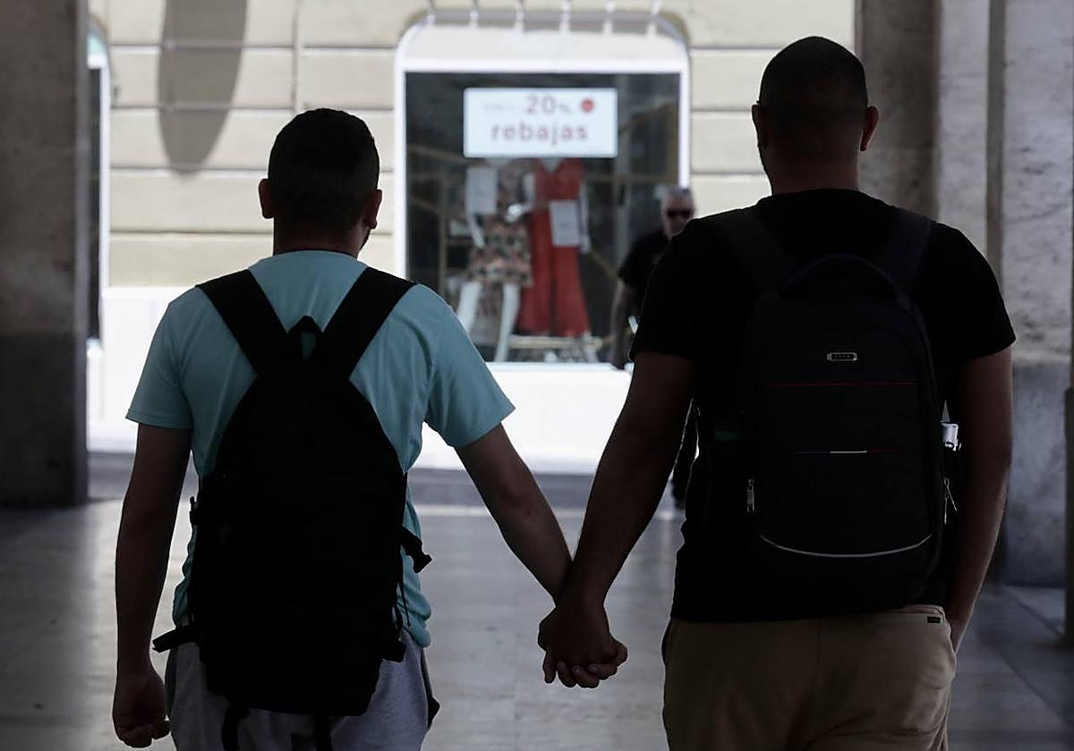 Diego y su pareja caminan de la mano por los soportales del Calderón.