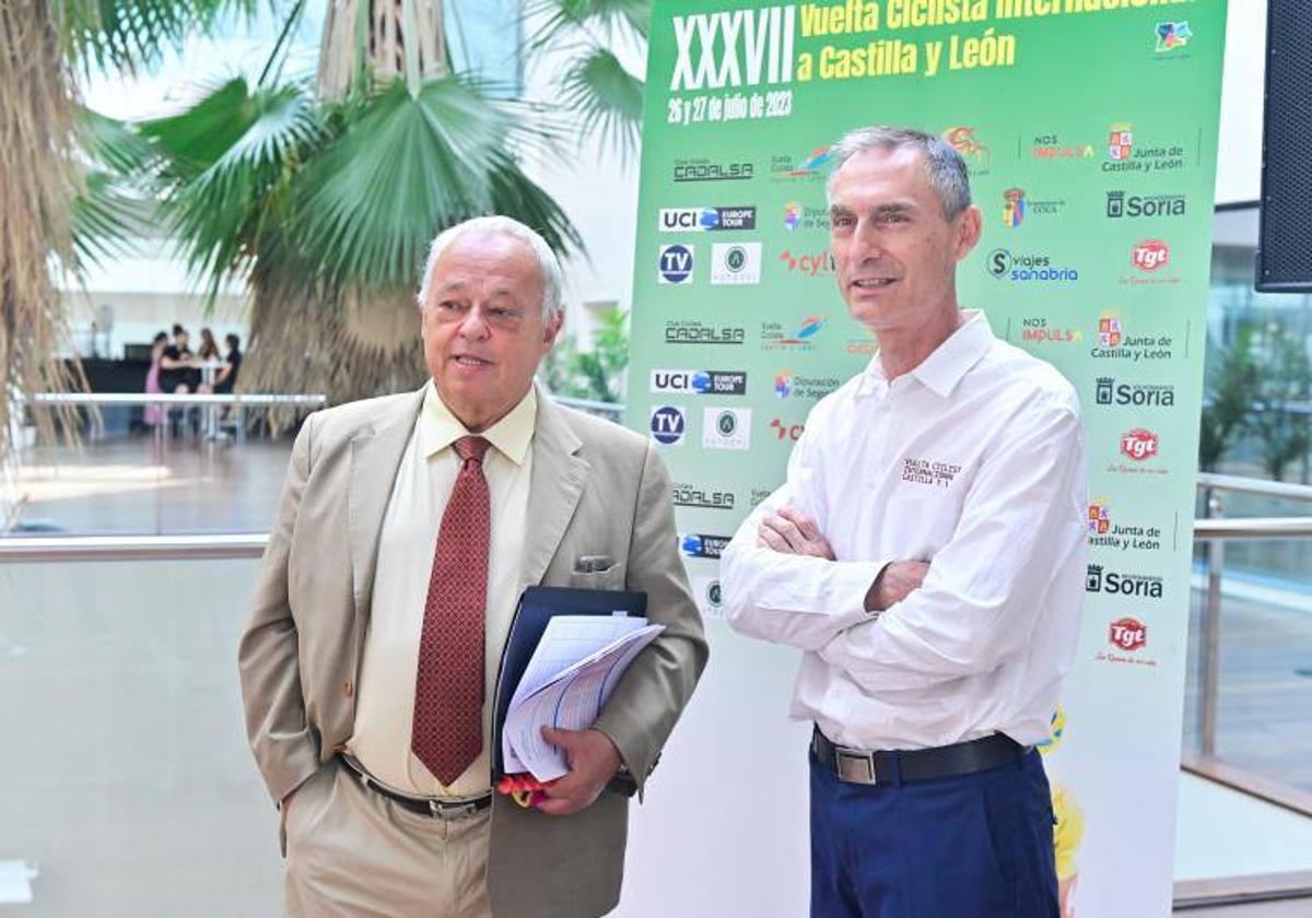 Gonzalo Santonja, consejero de Cultura, y a su lado Lale Cubino, organizador de la prueba en la presentación de la Vuelta de 2023.