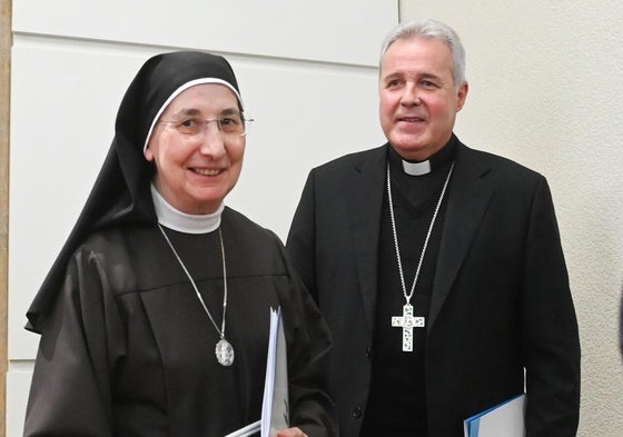 La secretaria de la Federación de las Hermanas Clarisas, Carmen Ruiz, y el arzobispo de Burgos, Mario Iceta.