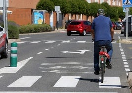 Un hombre circula por el itinerario ciclista en el barrio de Nueva Segovia.