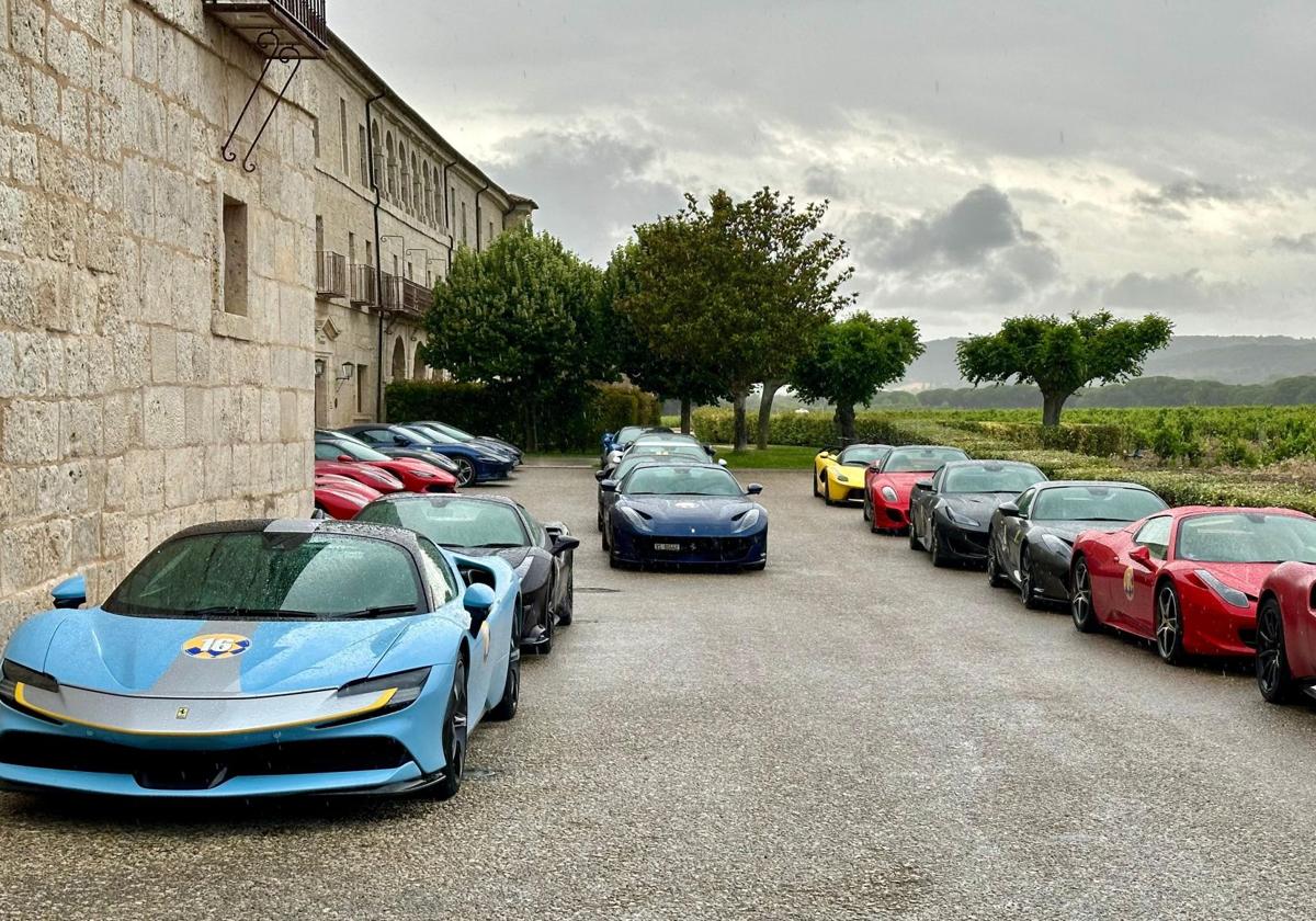 Ferraris aparcados junto al hotel Abadía de Retuerta, en la localidad vallisoletana de Sardón de Duero, el pasado 18 de junio.