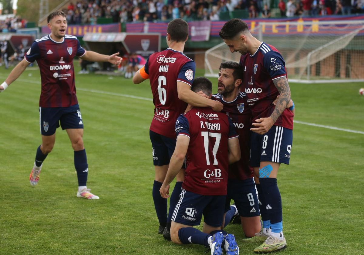 Celebración de los jugadores de la Gimnástica en el partido que supuso el ascenso.