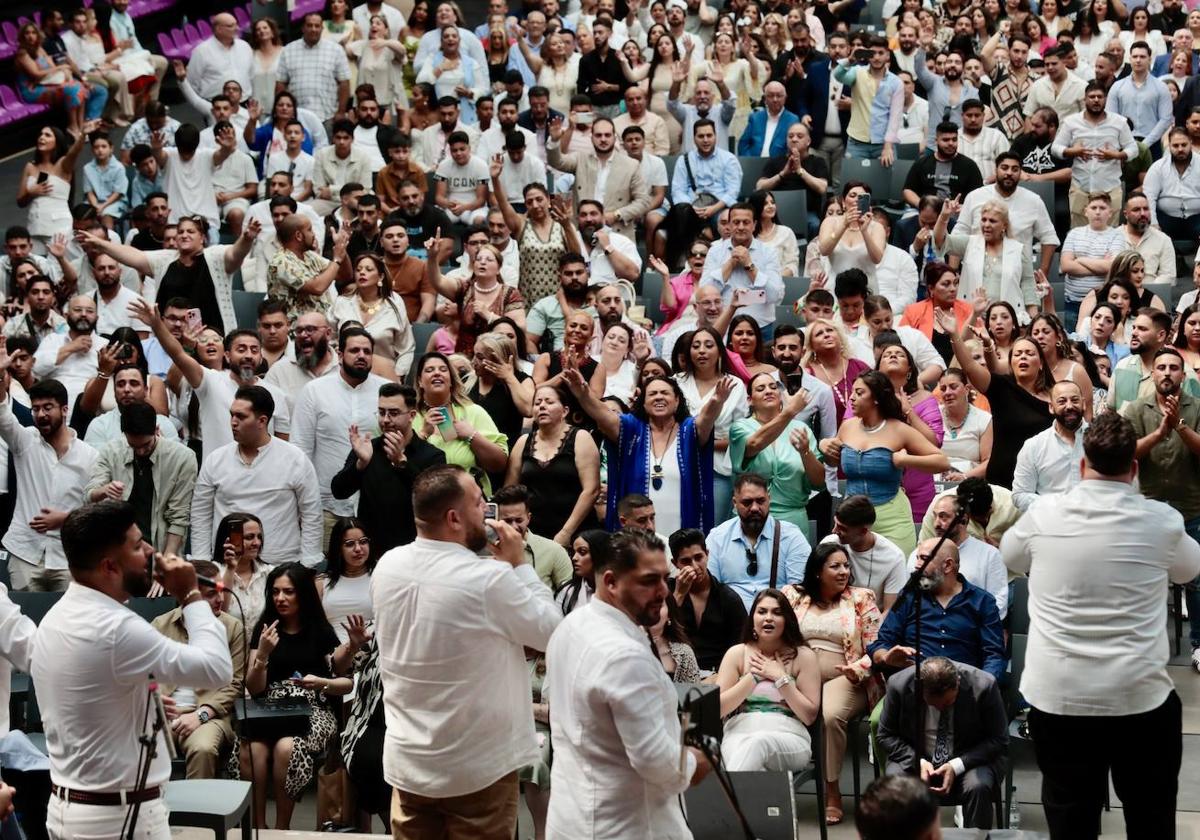 Uno de los coros participantes canta ante un entregado público gitano